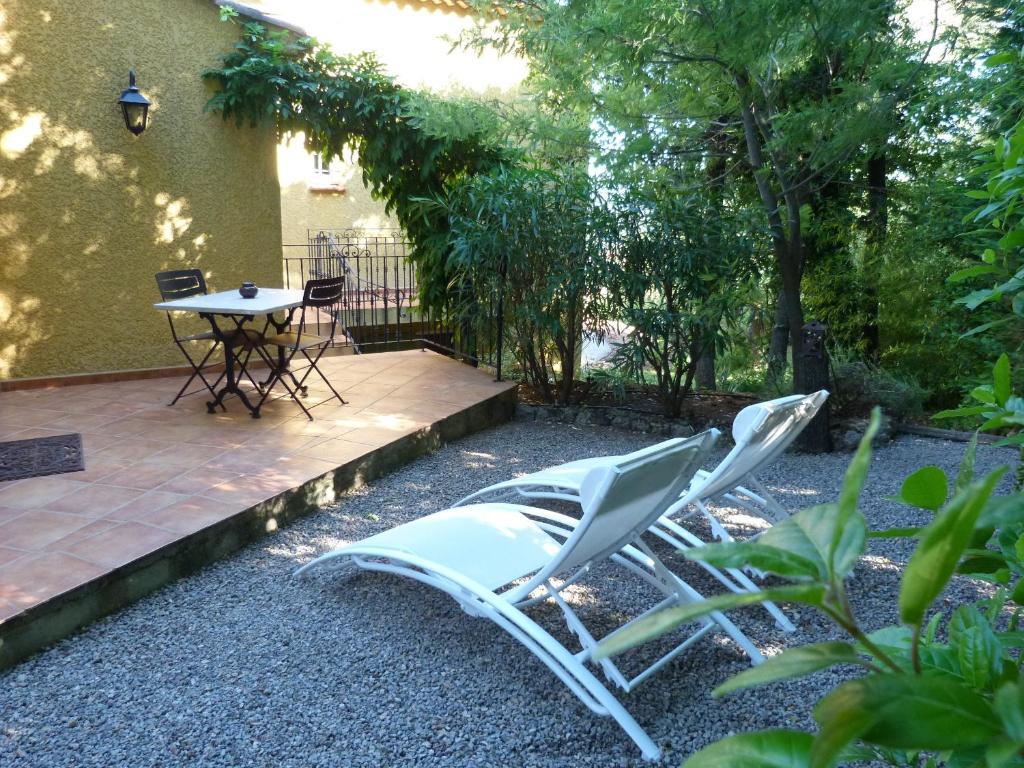 Le Mas Du Pere La Motte  Ruang foto