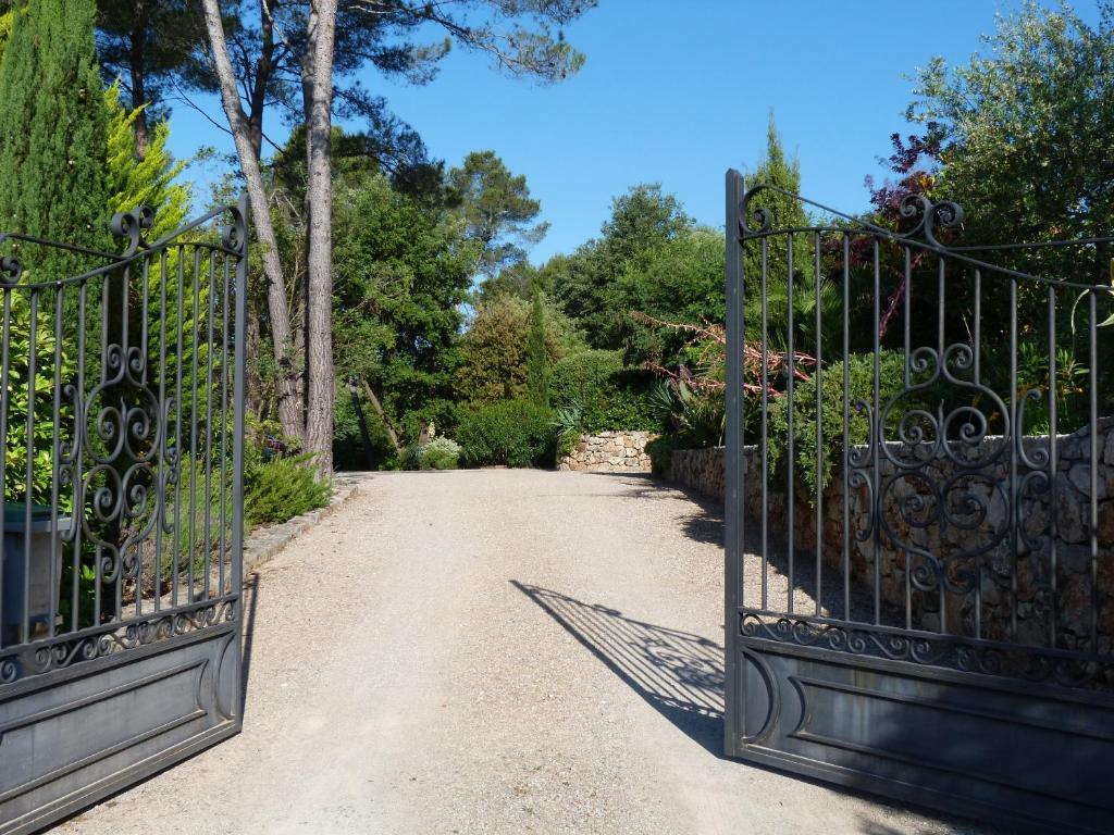 Le Mas Du Pere La Motte  Ruang foto