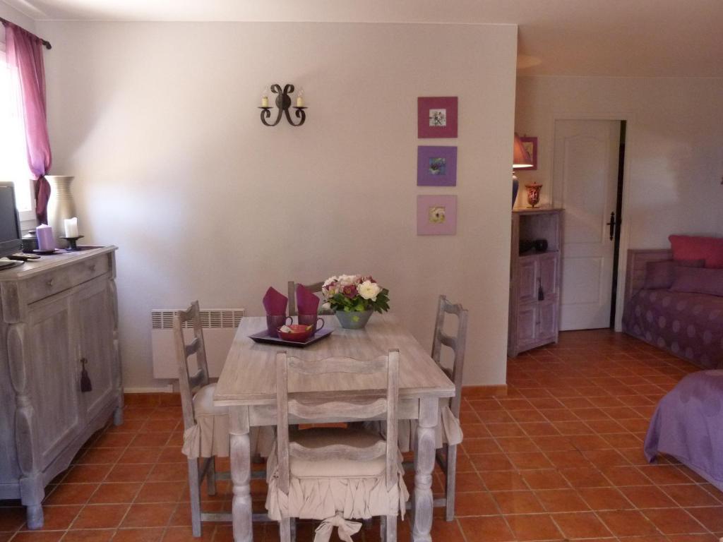 Le Mas Du Pere La Motte  Ruang foto