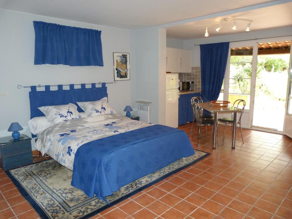 Le Mas Du Pere La Motte  Ruang foto